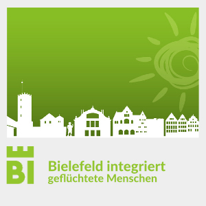 Eine Silhouette mit gezeichneten Bielefelder Gebäuden über denen die Sonne aufgeht auf einem grünen Hintergrund, weiter zu Bielefeld integriert geflüchtete Menschen
